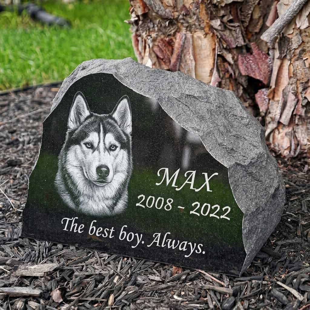 Black granite pet memorial for Max featuring an engraved Husky portrait, the dates 2008โ2022, and the inscription โThe best boy. Always.โ
